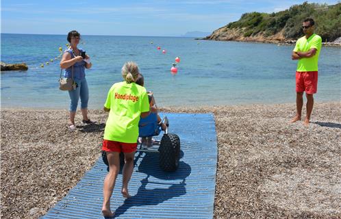 Patrick se rend à l'eau pour sa première baignade avec l'aide de Sophie.