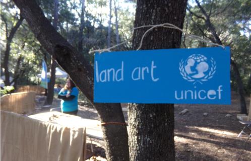 Panneaux et T-shirts au bleu de l'UNICEF