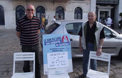 Les dynamiques et sympathiques Gérard Squitiero et Jean David ne ménagent pas leur temps pour que les collectes de sang attirent le plus de donneurs possible.