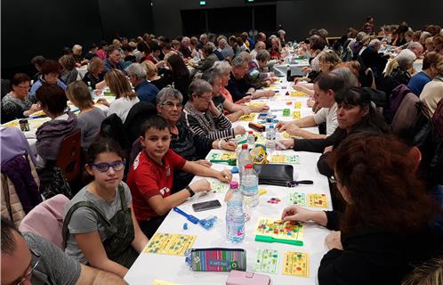 Une  famille entière est venue jouer. 