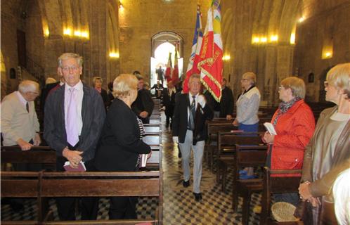Précédés des porte drapeaux, les élus font leur entrée dans l'église