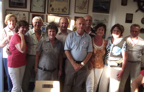 Photo de famille pour les anciens marins et leurs épouses de Sanary, Gap et Traunstein .