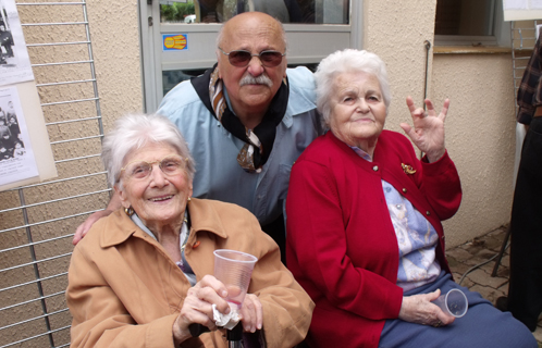 En avril 2010, les anciens élèves de l'école du Brusc étaient réunis à la Maison du patrimoine sur l'initiative de Milou Dodéro, et on voit ici (à gauche) Brigitte Jalabert toute souriante.