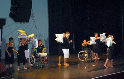 Les élèves du cours d'handi-danse sur scène au Galli.