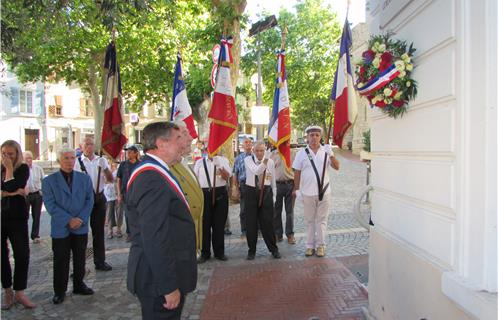 Une gerbe a été déposée devant la plaque du Général de Gaulle, sur le parvis de l'Hôtel de Ville par Robert Bénéventi, Maire d'Ollioules, aux côtés de l'Amiral Flohic.