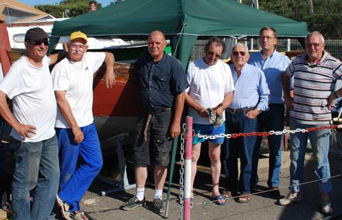 Les principaux artisans de cette rénovation sont Guy Orso, Michel Lombard et Jean-Claude Canadell, respectivement en position 2, 3 et 4 sur la photo en partant de la gauche. Beaucoup d’autres membres de l’Appb se sont également impliqués dans des phases ponctuelles de la rénovation. Vous reconnaitrez aussi sur la photo Erick Vimfles, président de l’Appb, en deuxième position en partant de la droite.