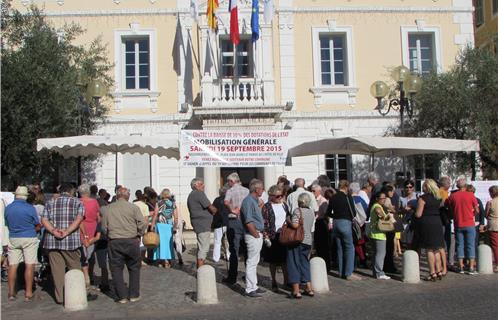 Bien avant le début de la manifestation, la population est venue nombreuse signer la pétition de l'appel du 19 septembre lancé par l'association nationale des Maires de France dénonçant la diminution des aides de l'Etat aux collectivités locales