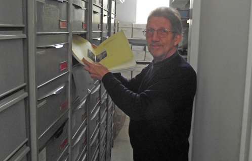 Henri Ribot au siège du foyer qui abrite un dépôt provisoire de fouilles appartenant au Centre archéologique du Var.