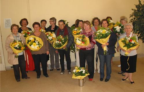 15 stagiaires arborent avec fierté un bouquet printanier
