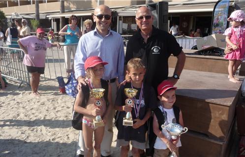 Les heureux gagnants du concours, accompagnés de MM. Cataldo, directeur du Crédit Mutuel de Sanary, et Serge Arcamone, président du Comité des fêtes de Six-fours.