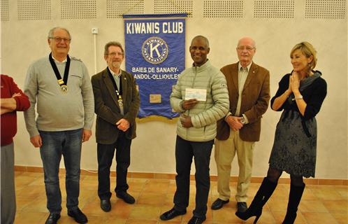 Aboubakar Abdoullahi président de l'association Bati Bati brandissant avec joie le chèque de 1000€ versé par le club Kiwanis.