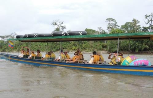 En pirogue sur le Napo, en Amazonie
