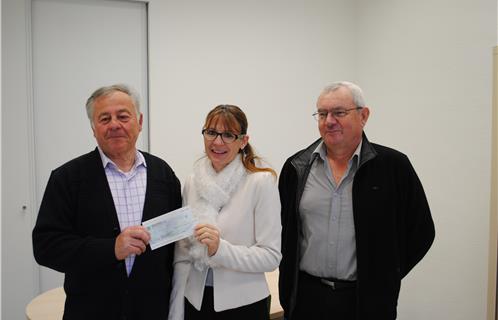 Remise du chèque à Marion Nicolay par Jean lecomte, président de VLC (à gauche)