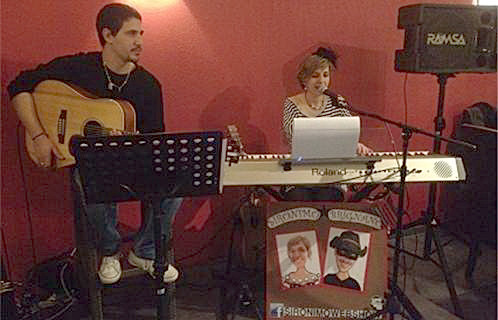 Sironimo a retrouvé son public accompagnée à la guitare par Yannick au restaurant O'brasero
