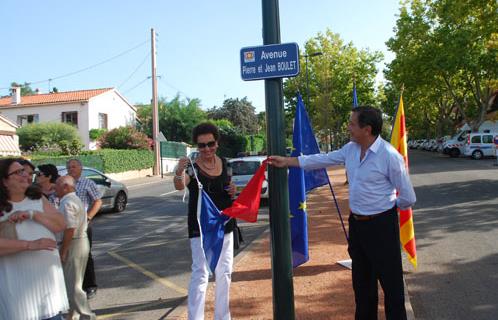 Jean-Sébastien Vialatte avec Françoise Boulet devant la nouvelle plaque.