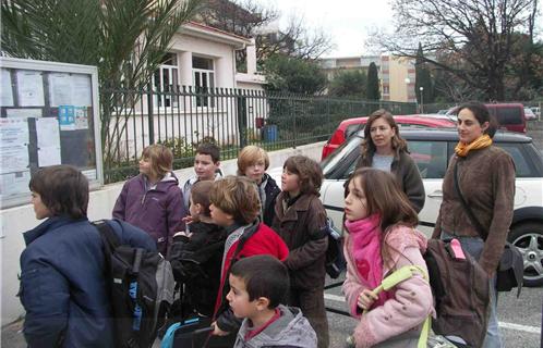 Un groupe d'enfants emmené par Elodie et une maman vient d'arriver devant l'école.