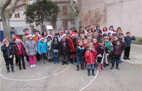 Prêts pour chanter en l'honneur du Père Noël