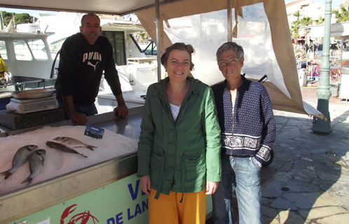 Élisabeth Tempier et Sophie H-Marty devant le banc de poissons de Philippe.