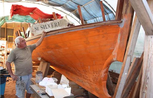 Avec fierté Guy Mazella pose devant ce pointu dont la plaque portant le nom du bateau sera bientôt reposée.