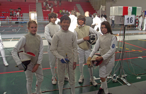 Les jeunes espoirs sanaryens dont le vainqueur du jour en benjamins (épée): Tyvan Bibard (au fond) avec Salomé Bader, Johanna Rizzo Gabriel Collard et Matteo Duluc.