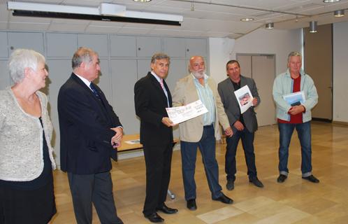 La remise du chèque par Henri Bruno s'est effectuée mercredi salle Marie Mauron.