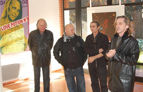 Dominique Baviera, à droite, présente les artistes : Charles Chantemesse, Jean-Christophe Molinéris et Daniel Chaland (de gauche à droite)  