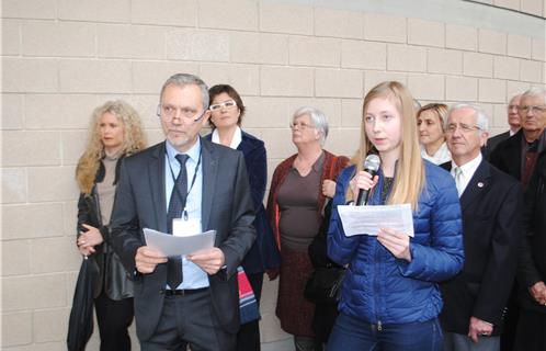  Régis Cleyet-Merle, chef d'établissement coordinateur, au côté d'une élève de La Cordeille