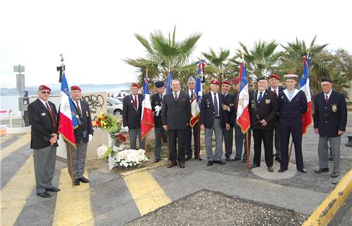 Ses compagnons anciens combattants se sont recueillis là où il a trouvé la mort