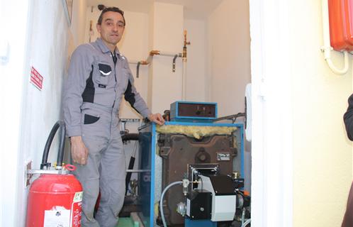 Erik Battut, responsable du service plomberie et chauffage de la ville présente la chaudière et son nouveau bruleur.