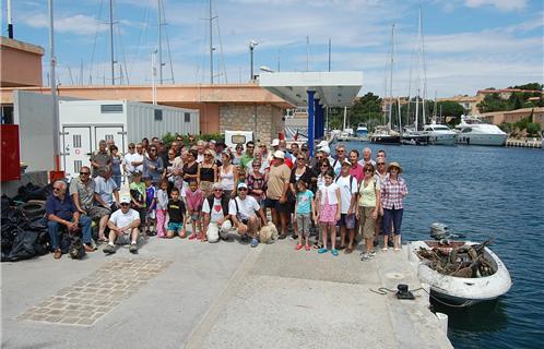 Les volontaires posent à la fin de l'opération "île propre".