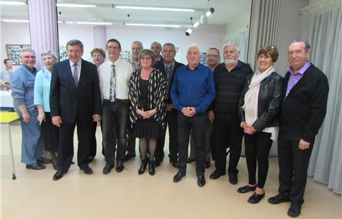 Entourée de son président, aux côtés du Maire, une partie des bénévoles du Comité Officiel des Fêtes d'Ollioules