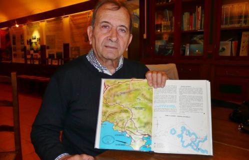 Nardo Vicente avec le plan de protection de la lagune du Brusc, établi en 1975...