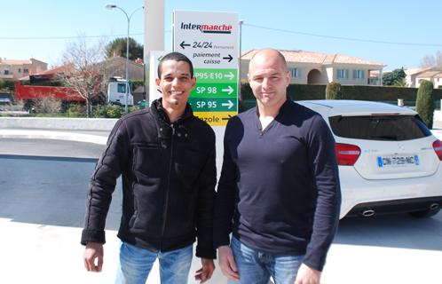 David Ornaque avec Yannick que l'on retrouve à la caisse de la pompe à essence.