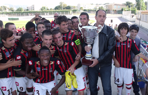 André Mercheyer remet la coupe aux vainqueurs