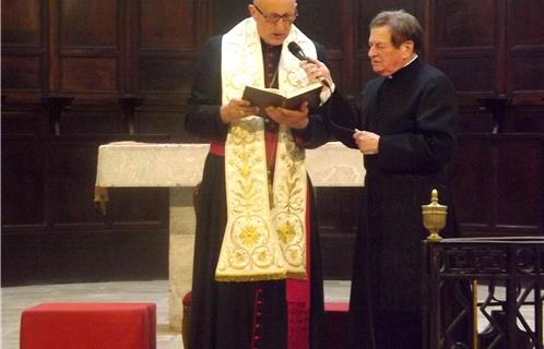 Le père Marius Boyer, aux côtés de Mgr Dominique Rey, pendant la cérémonie de consécration de l'orgue