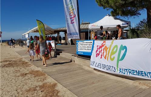 Un stand vous attend devant le chalet des sports. 