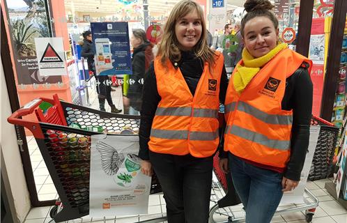 Souriantes et disponibles, les deux jeunes femmes agissent pour la bonne cause. 