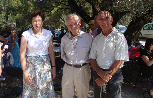 Sœur Jacqueline, le père Hubert et Jean Adet réunis pour partager le verre de l'amitié.