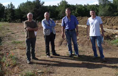 De g à d: Jean-Luc Granet, René Gramondi, Michel Néreau, maître d'ouvrage et Christophe Ghigonetto, du service environnement, sur l'emplacement de la future noria