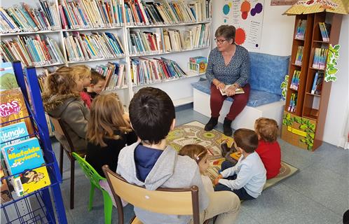 Véronique Jovy donne vie aux contes sous les yeux des enfants. 