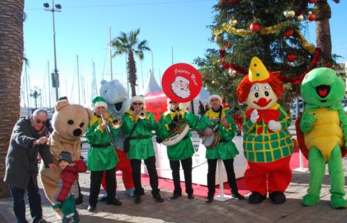 Le Christmas Band accompagne en musique l'ouverture de la boîte aux lettres. 