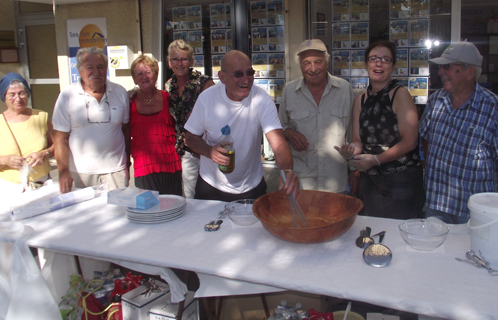 Les équipes de Lou Peilou, du Comité des fêtes des Playes et des Amis du jumelage réunies pour offrir une anchoïade.