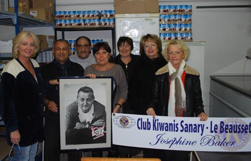 L'antenne des Restos du Coeur de Six-Fours (ici Cathy,Nicole,Hubert et Robert) a reçu un don des dames du Kiwanis Joséphine Baker.