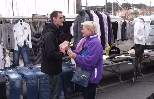 Les partis étaient présents sur les marchés