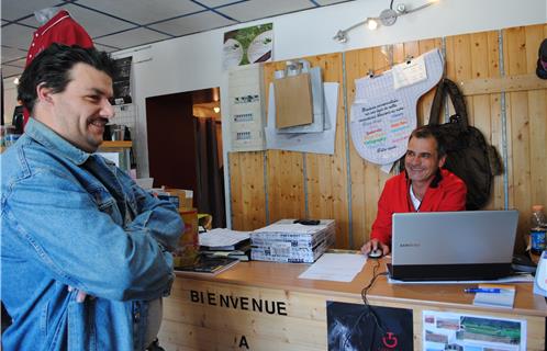 Jacques Schnellmann (à droite)accueille ses clients avec le sourire  