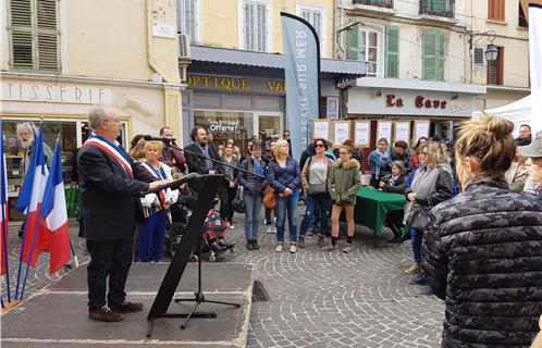 Le maire de la commune, Marc Vuillemot, préside la cérémonie. 