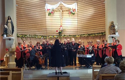 La chorale les Alizés réunie sur le devant de la scène.