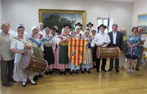 La chorale Ouliéulo Canto aux côtés du Maire et des élus du Conseil Municipal