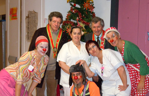 La commanderie "Toulon la Royale" et l'association "bises de clown" réunies avec les infirmières du service pédiatrique de l'hôpital Brunet.