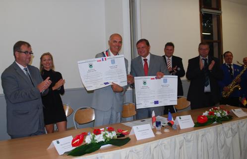 Kazimierz Stoltmann et Ferdinand Bernhard ont signé la charte du jumelage.